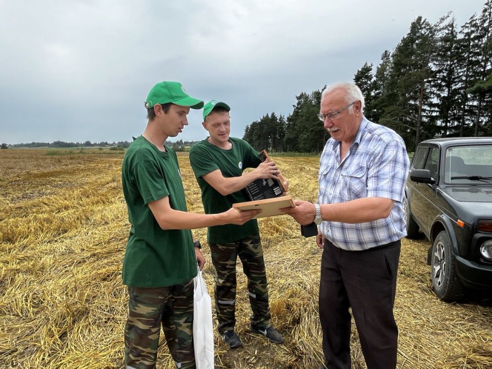 З удзячнасцю руплівым хлебаробам