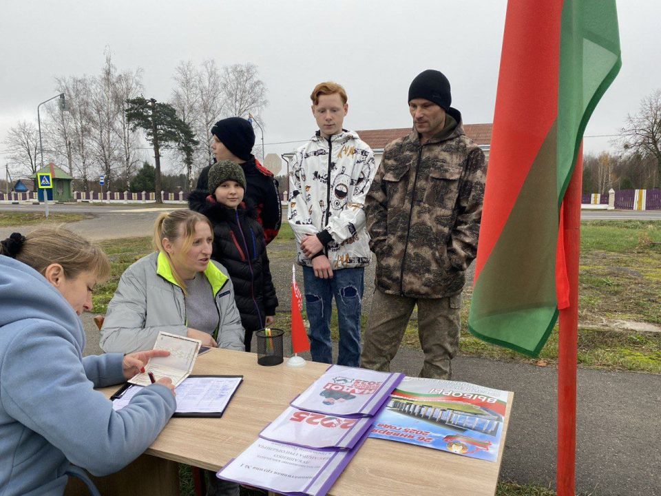 Активно идет сбор подписей в поддержку кандидата в Президенты Республики Беларусь Александра Лукашенко в агрогородке Боровица