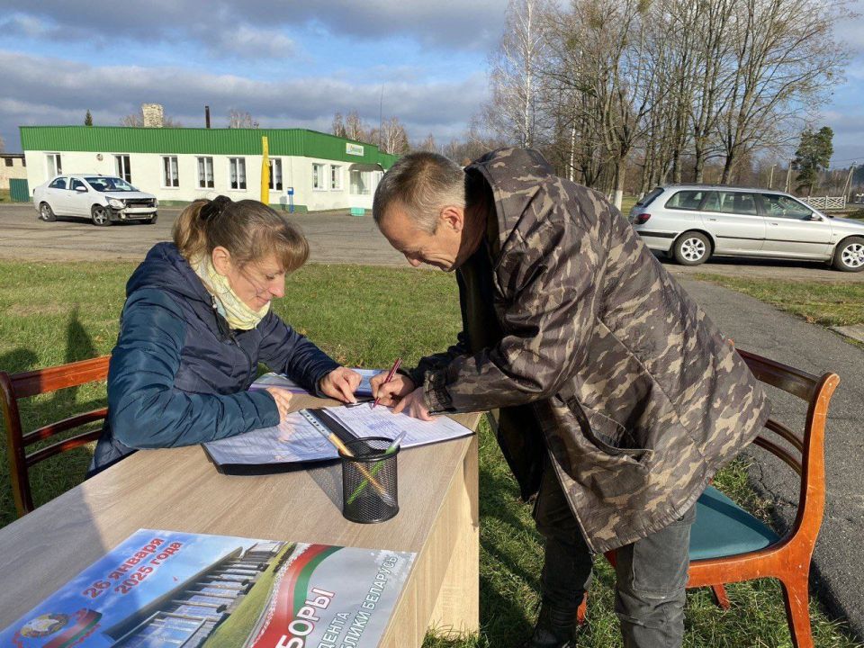 Активно ведется сбор подписей для выдвижения кандидата в Президенты Республики Беларусь в агрогородке Боровица