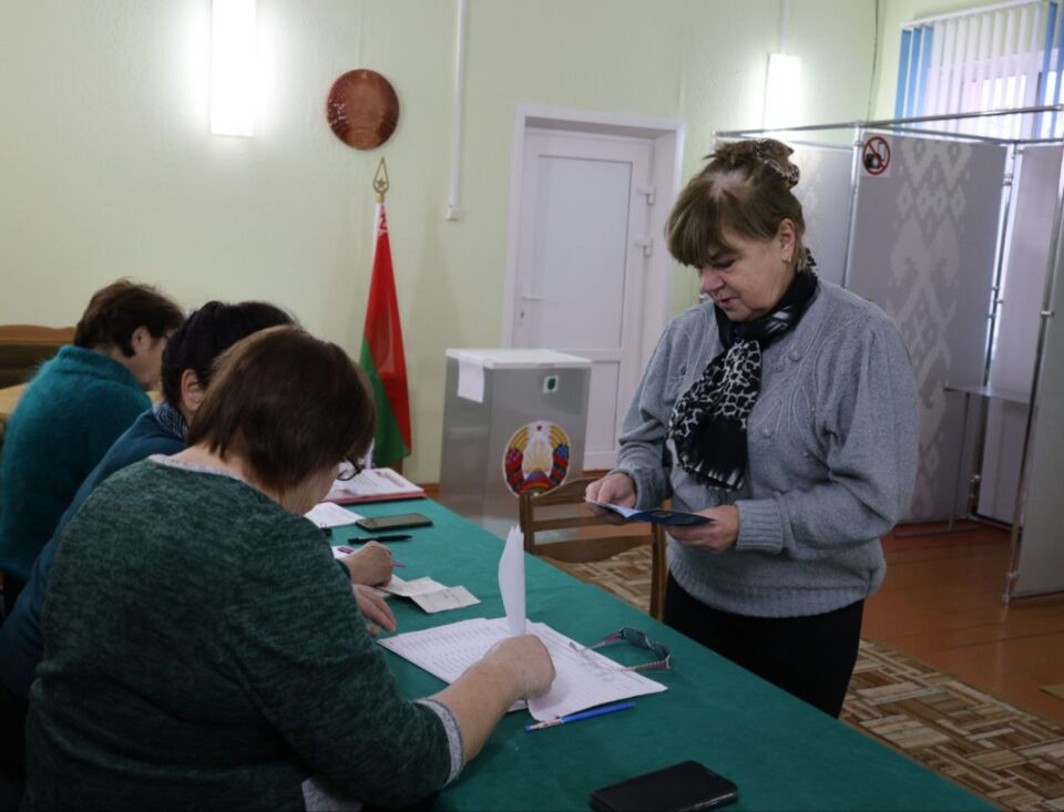  Участие в досрочном голосовании на выборах Президента Республики Беларусь приняла заведующий Барсуковским СДК Нина Гущина: