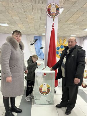 Свой выбор за красивую и мирную страну, за процветание Родины сделала и семья Петра Дрозда, тракториста-машиниста ОАО «Кировский райагропромтехснаб».