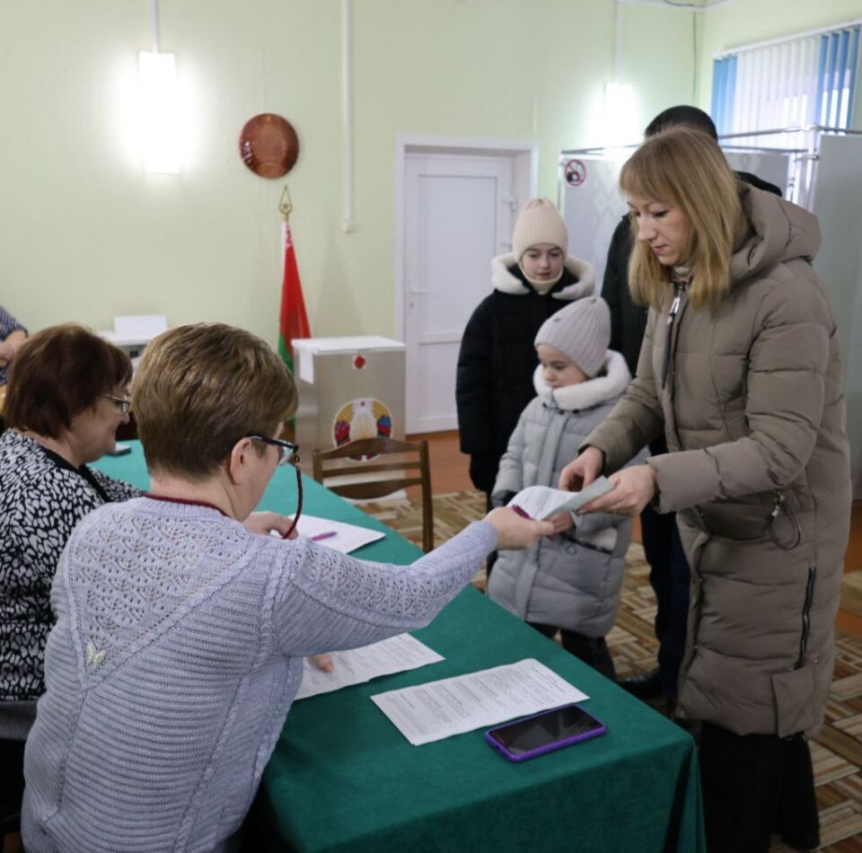  Семья работников КСУП “Нива-Барсуки” Вячеслава и Елены Бушма приняли участие в выборах Президента Республики Беларусь на Барсуковском избирательном участке №13.